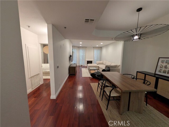 Building Photo - 585 N Rossmore Ave