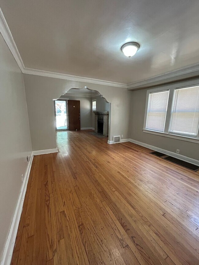 Building Photo - Charming 4-Bed Home with Fireplace & Hardw...