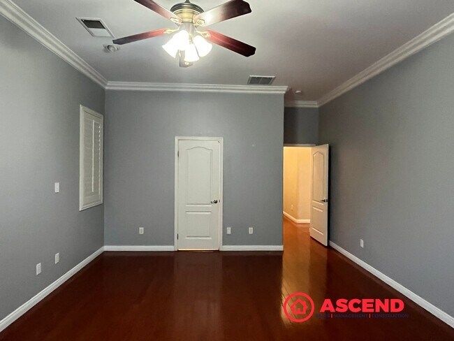 Building Photo - Charming Home in Olive Dr Area!