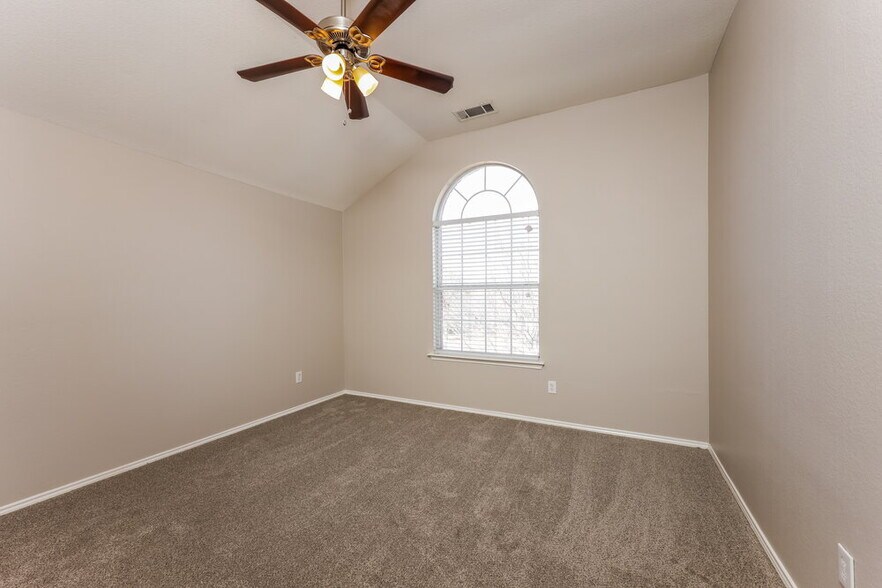 Building Photo - 1630 Redwood Dr