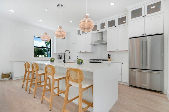 Building Photo - 1248 N Harbor Dr