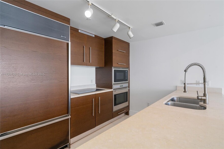 Building Photo - 475 Brickell Ave