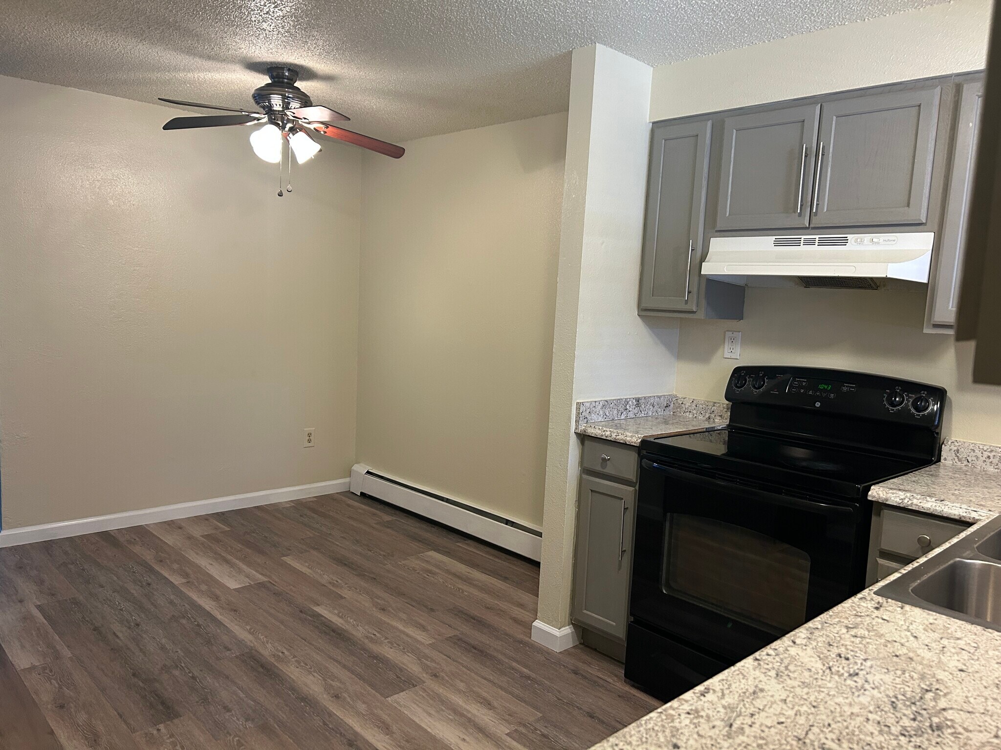 Kitchen and dinning area - 4710 Scenic Cir