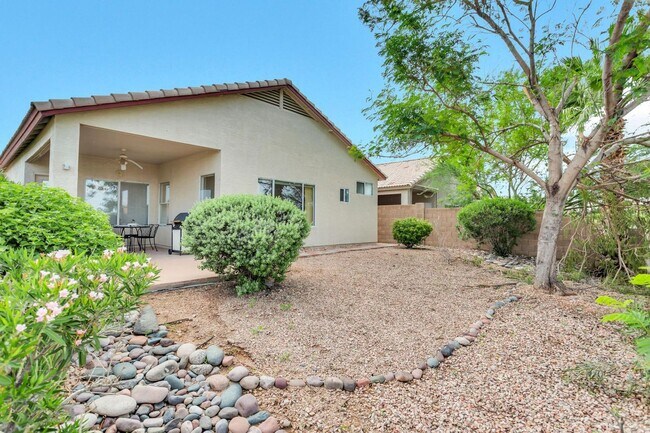 Building Photo - Beautiful 3 bedroom, 2 bath in great Mesa location!