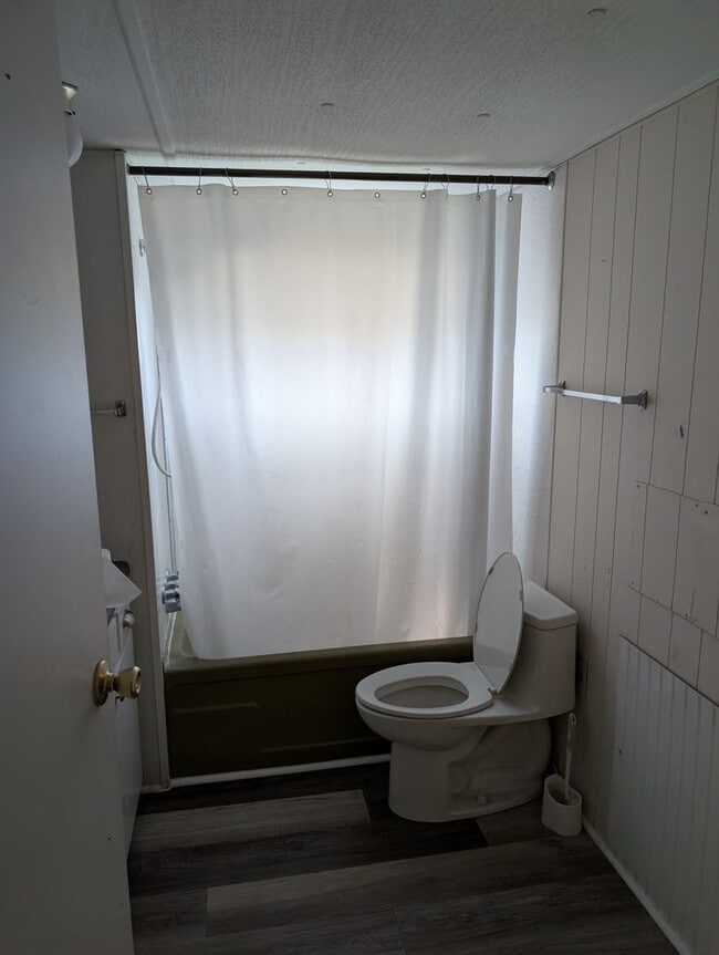 Building Photo - 3 Bedroom 2 Bath manufactured home located...