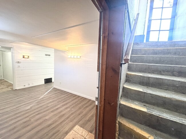 Building Photo - 119 E Leslie Ave