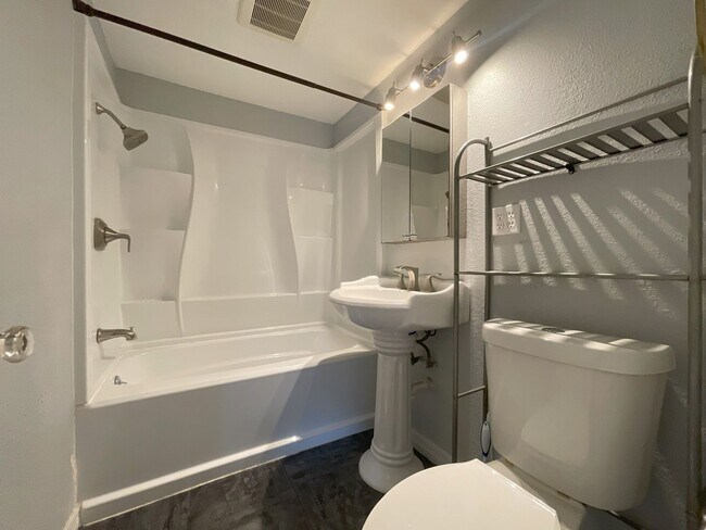 Building Photo - Charming & Contemporary Home in Military P...