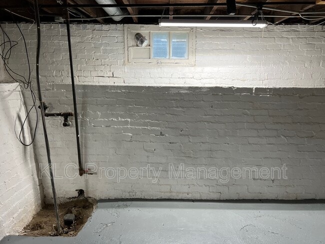 Building Photo - 3116 E 7th St