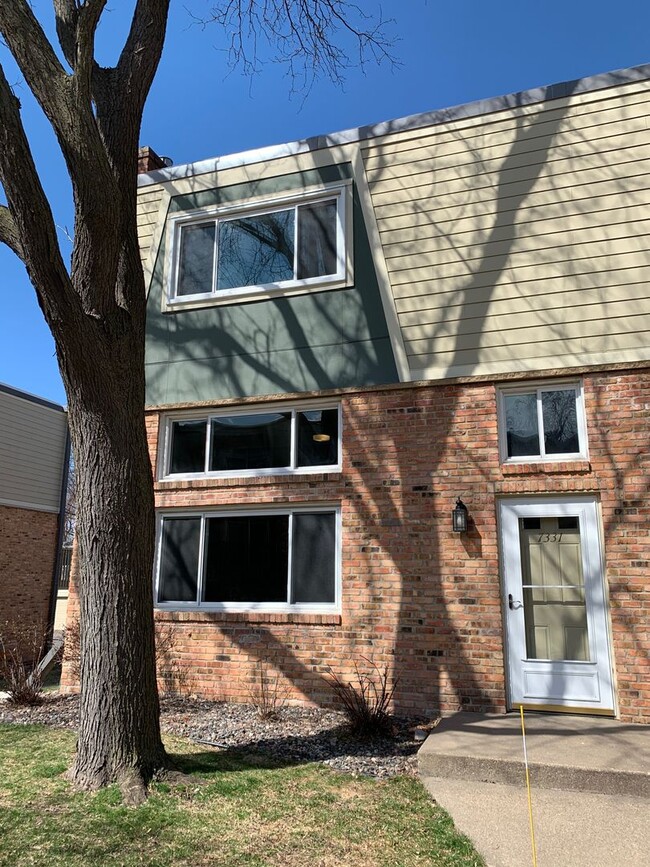 Building Photo - Spacious townhome- 3 bed/2.5ba -Community Pool! SLP- Available May 1