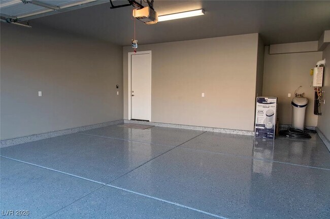 Building Photo - 92 Lake Oasis St