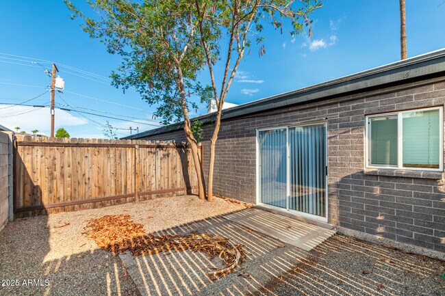 Building Photo - 1722 E Ocotillo Rd