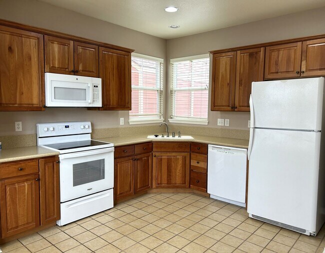 Building Photo - Spacious 3 Bed, 2.5 Bath Home with Attached Garage and Pool Access - Available Now