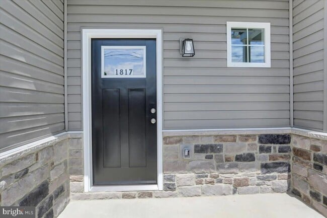 Building Photo - 1817 Holly Ln