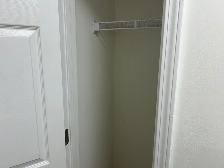 Building Photo - 151 Whispering Glen Cir