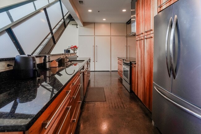 Building Photo - Fully Furnished 2-Level Condo for Traveling Nurses | 1,549 Sq Ft | Private Parking | Shared Living