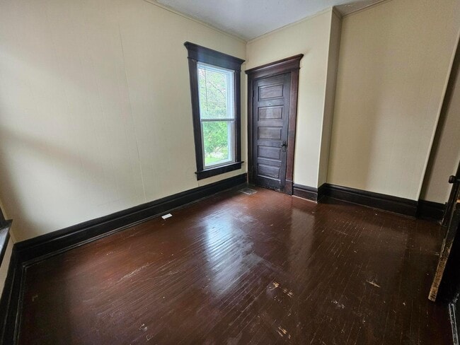 Building Photo - 831 Linwood Ave