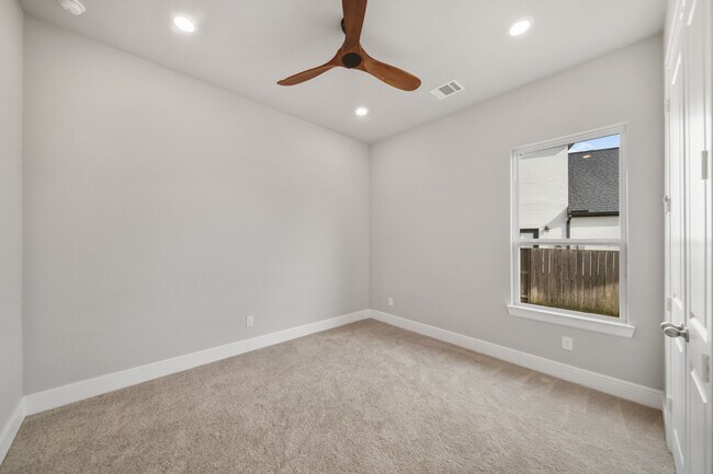 Building Photo - 9527 Sanger Wy