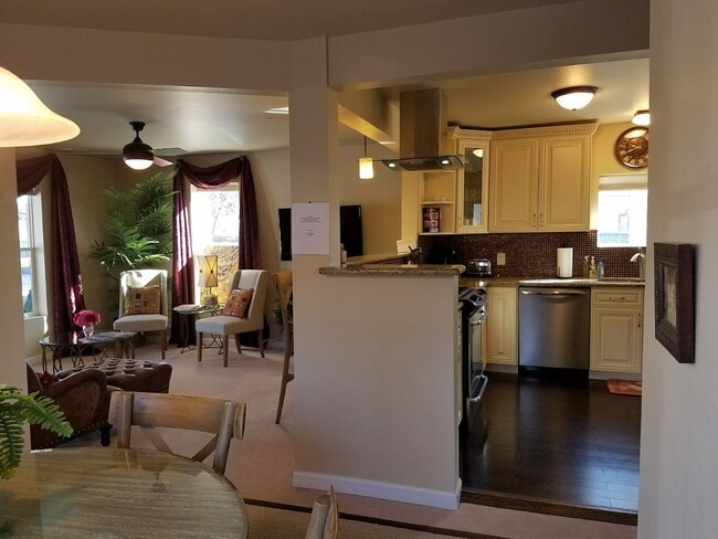 Building Photo - Downtown CDA Home!