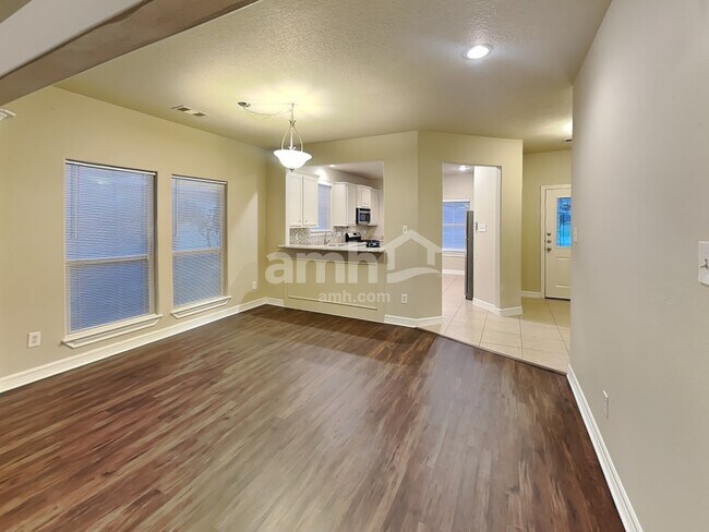 Building Photo - 504 Forest Glenn St