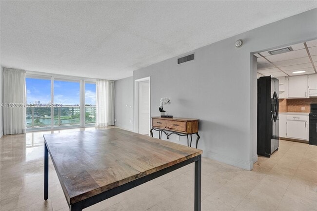 Building Photo - 100 Bayview Dr