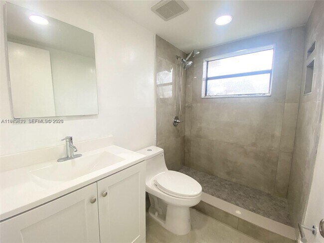 Building Photo - 2550 W 67th Pl