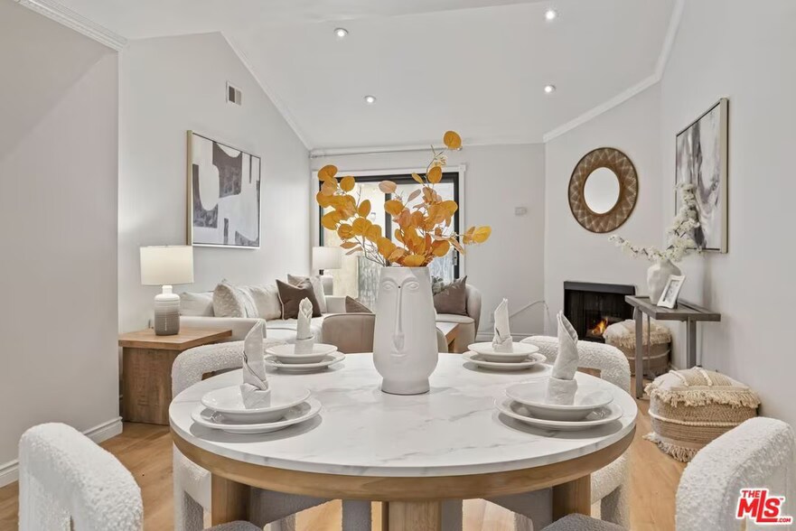 Building Photo - 620 W Hyde Park Blvd