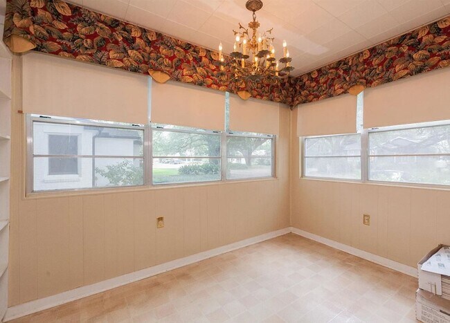 Building Photo - Mid City Beauty for Lease