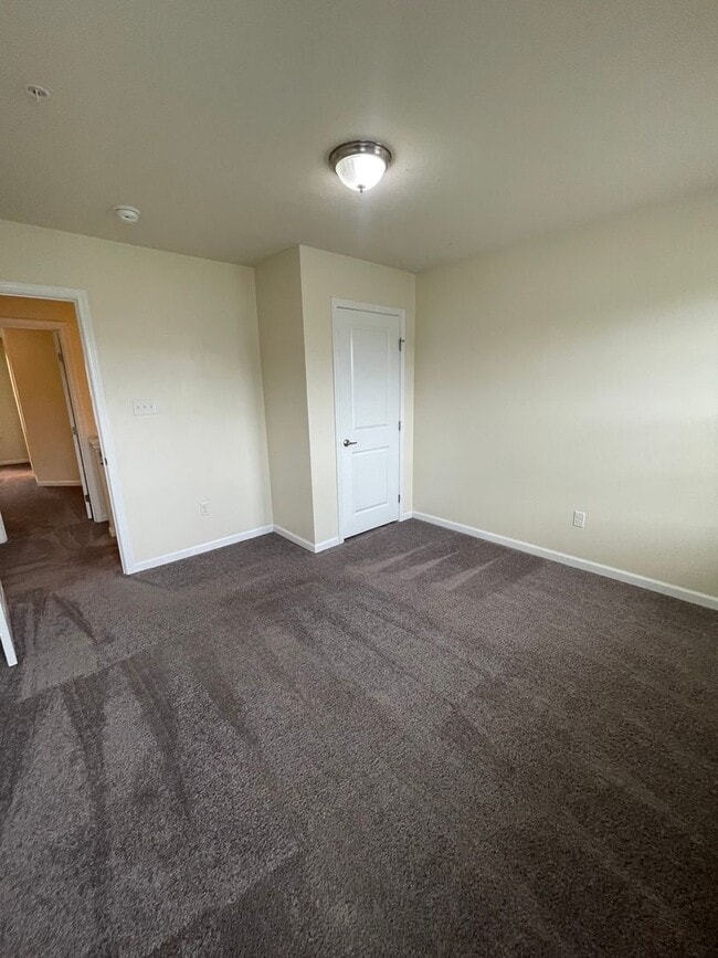 Building Photo - Gorgeous 3 BD/ 2.5 BA Townhouse Available ...