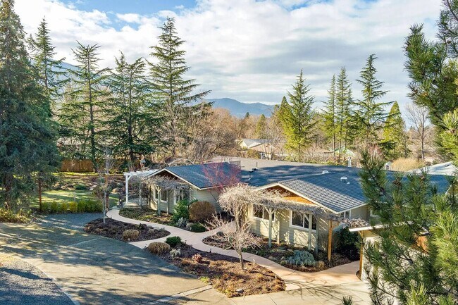 Building Photo - Beautiful home on large, landscaped flag lot - Available Now