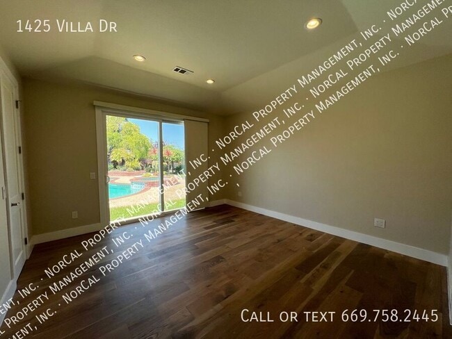 Building Photo - 1425 Villa Dr