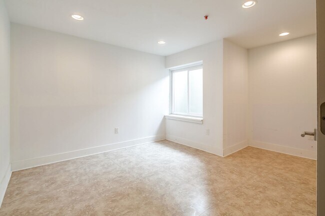 Building Photo - Northern Liberties Townhome with Garage
