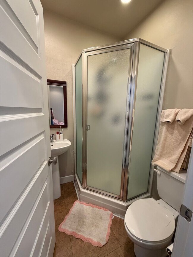 Building Photo - 608 E 2nd St