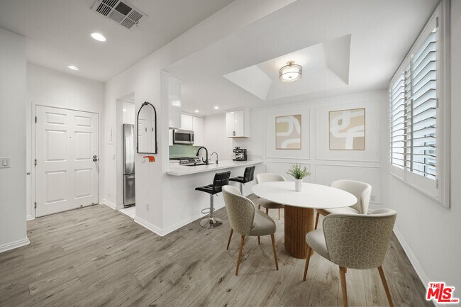 Building Photo - 812 N Hudson Ave