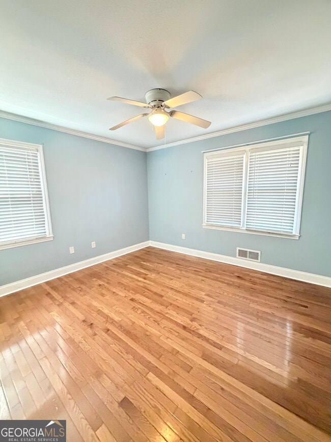 Building Photo - 560 Greencrest Dr