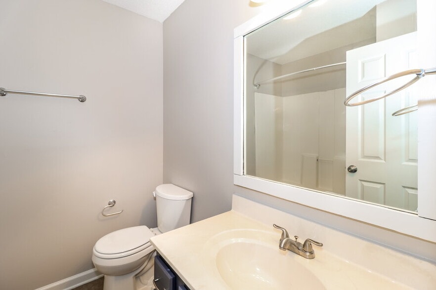 Building Photo - 5746 Oakley St