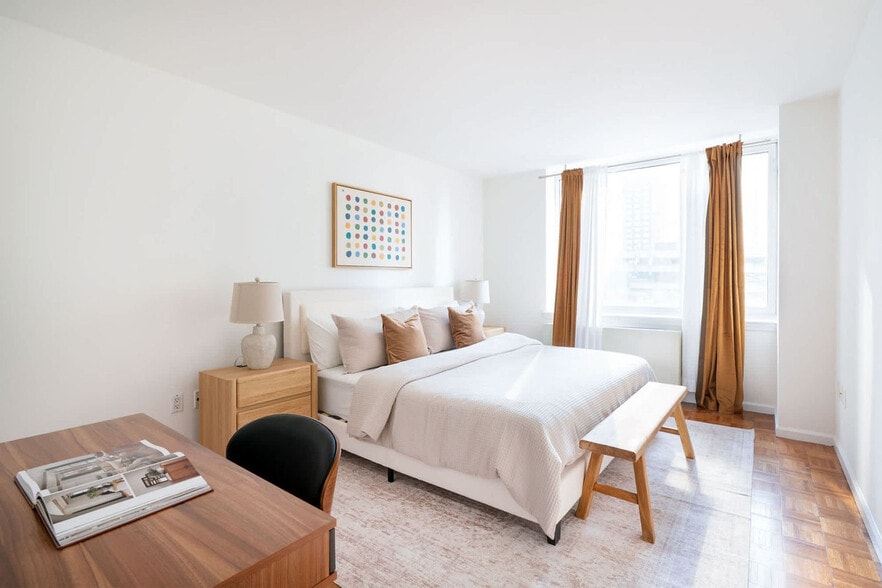 Building Photo - 350 W 43rd St