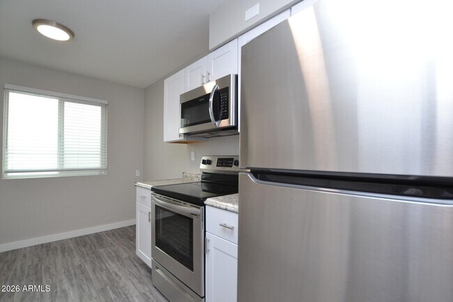 Building Photo - 2210 W Devonshire Ave