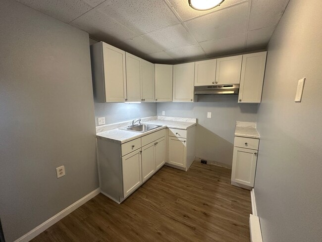 Building Photo - Beautifully Renovated Multilevel 2-Bedroom...