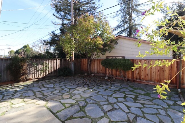 Building Photo - 1086 Springfield Dr