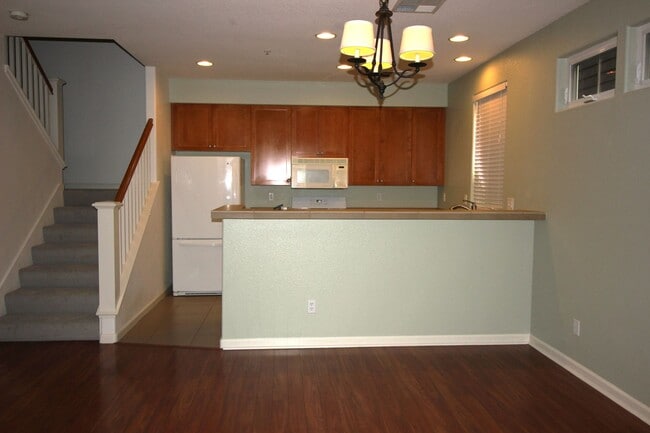 Building Photo - 3 Bedroom Townhome for Rent