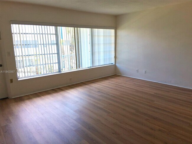 Building Photo - 16801 NE 14th Ave