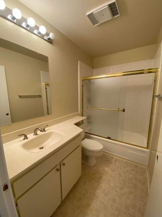 Building Photo - Sunny Townhouse in Lighthouse Cove