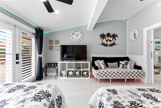 Building Photo - 2600 NE 15th St