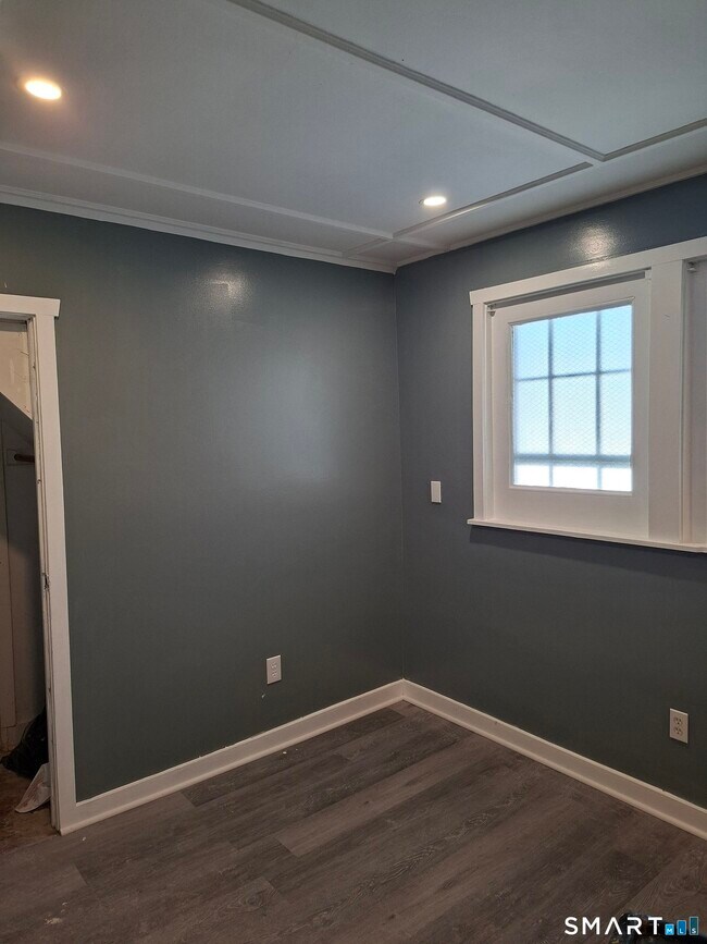 Building Photo - 7 Main St