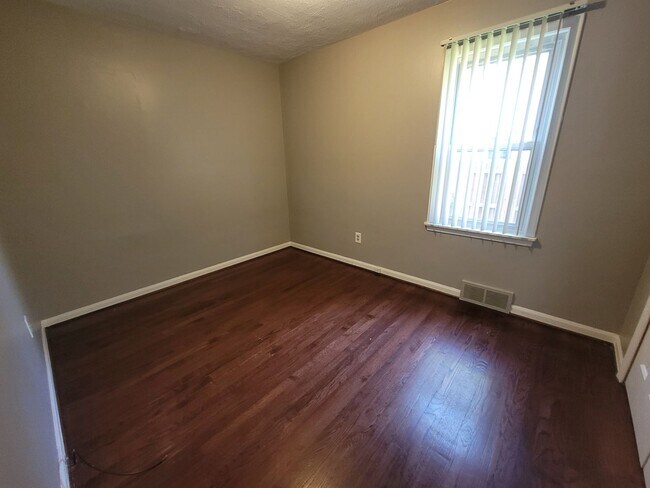 Building Photo - Spacious 3-bedroom, 2-full Bath Ranch