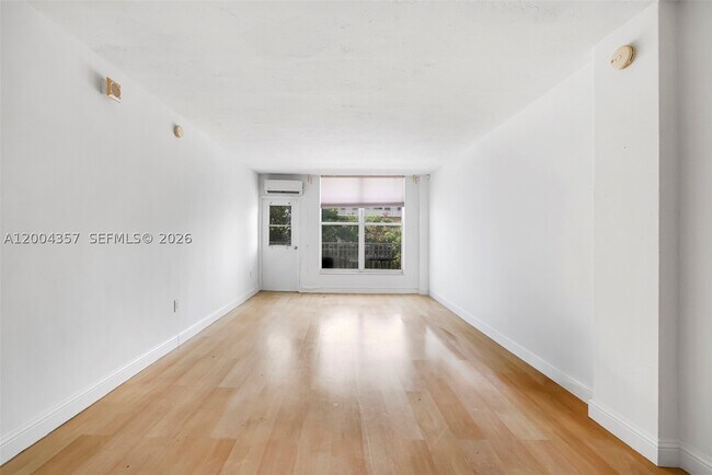 Building Photo - 1300 Lincoln Rd