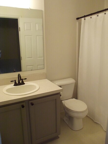 Upstairs full bath - 1074 Lakegrove Court