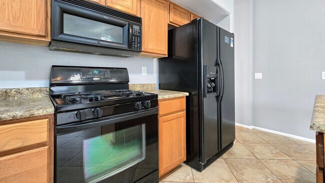 Building Photo - Close to I-10 and shopping in Goodyear!