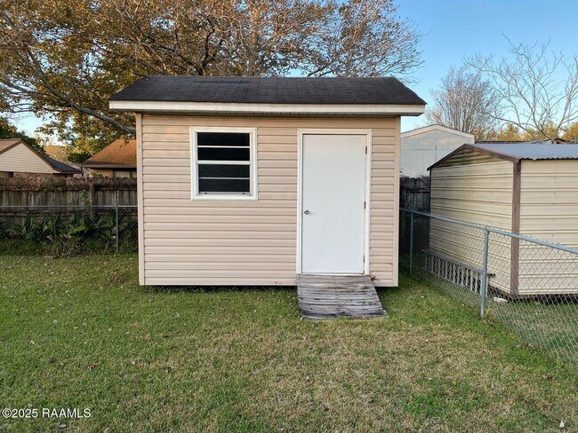 Building Photo - 102 Thompson Loop