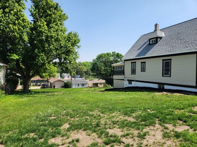 Building Photo - 3/2/1 Newly remodeled, near saddle creek, and med center